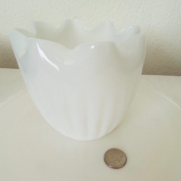 Vintage Milk Glass Vase Plant Pot Planter Scalloped Ruffled Edge 4.25 in. tall - Picture 9 of 9